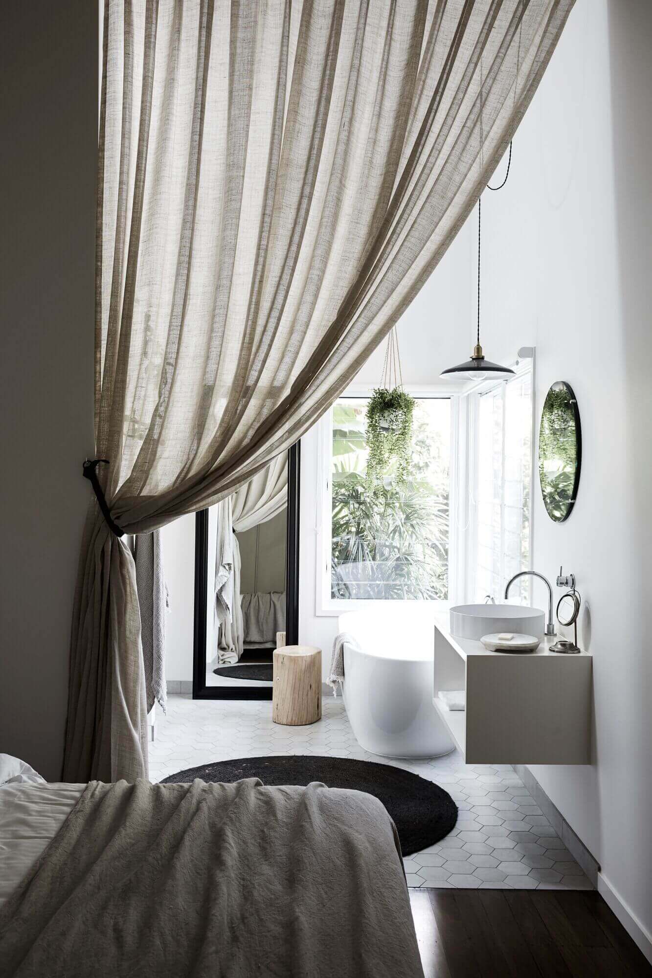 Master ensuite at The Chalet, Byron Beach Abodes