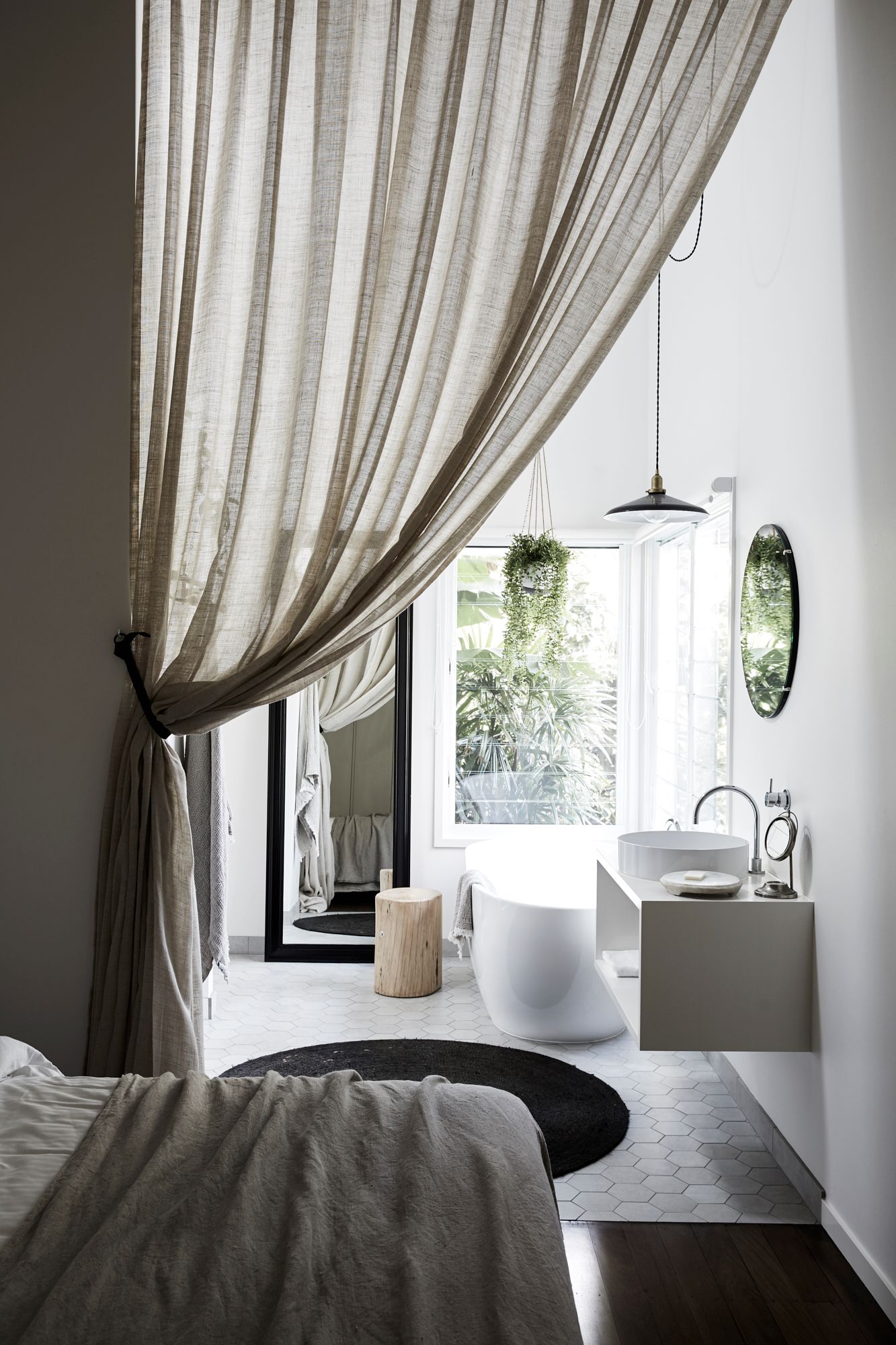 Master ensuite at The Chalet, Byron Beach Abodes