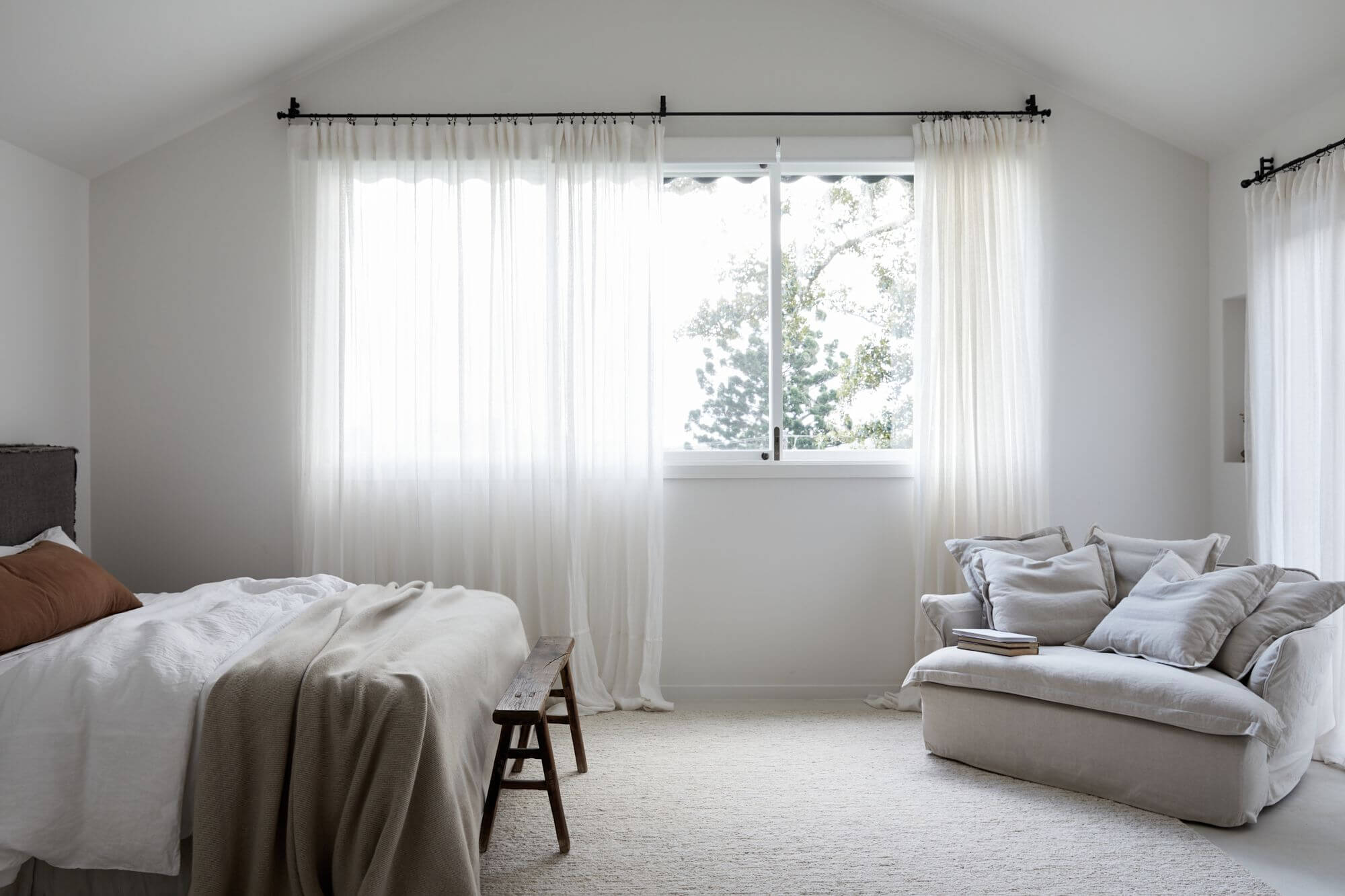 Le Viti Barn Newrybar: generous carpeted master bedroom with lounge area