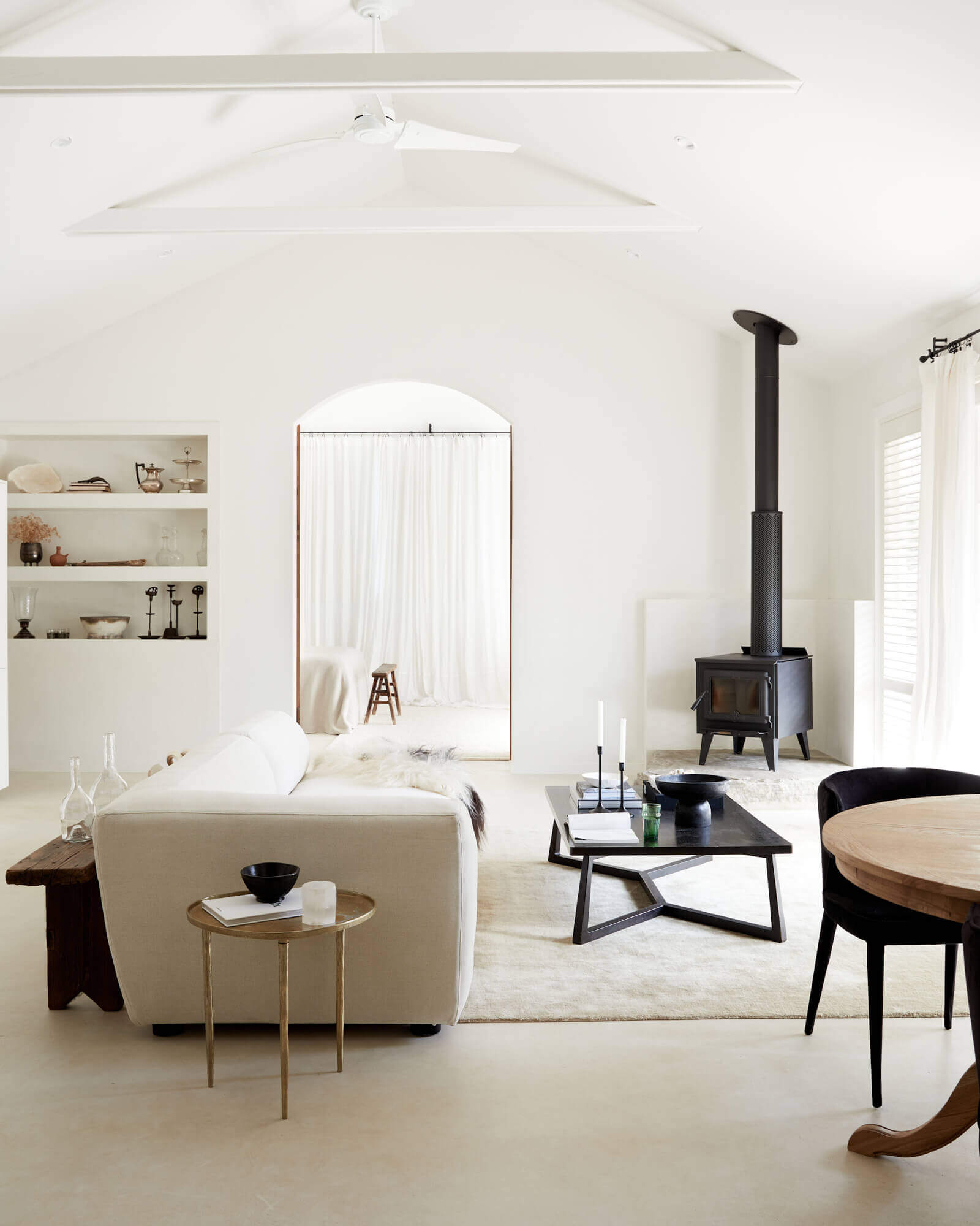 Le Viti Barn Newrybar: Open plan living area with fireplace