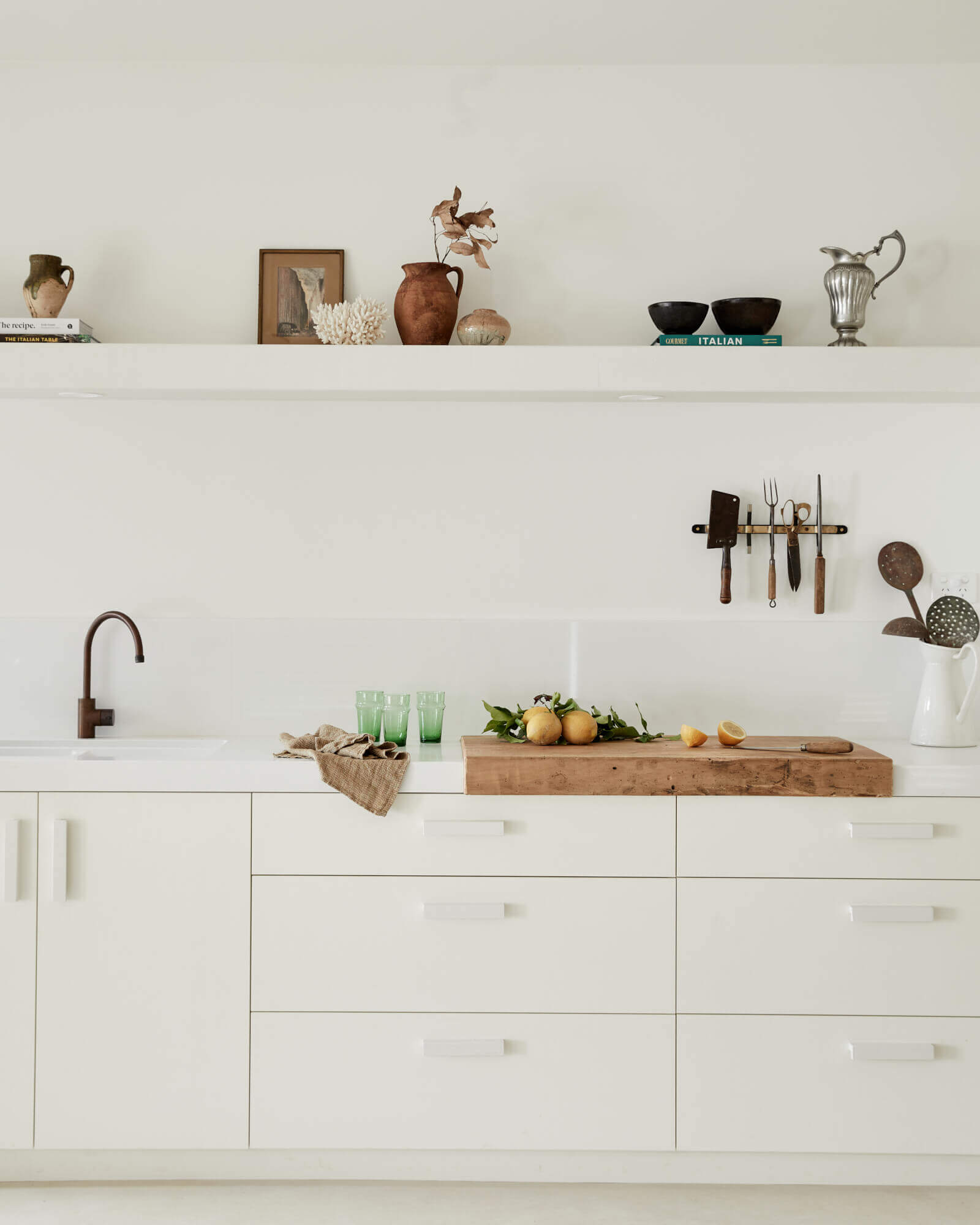Le Viti Barn Newrybar: Open kitchen shelving with ecelctic decor pieces, vintage knives, and a built-in chopping block using a piece of antique timber