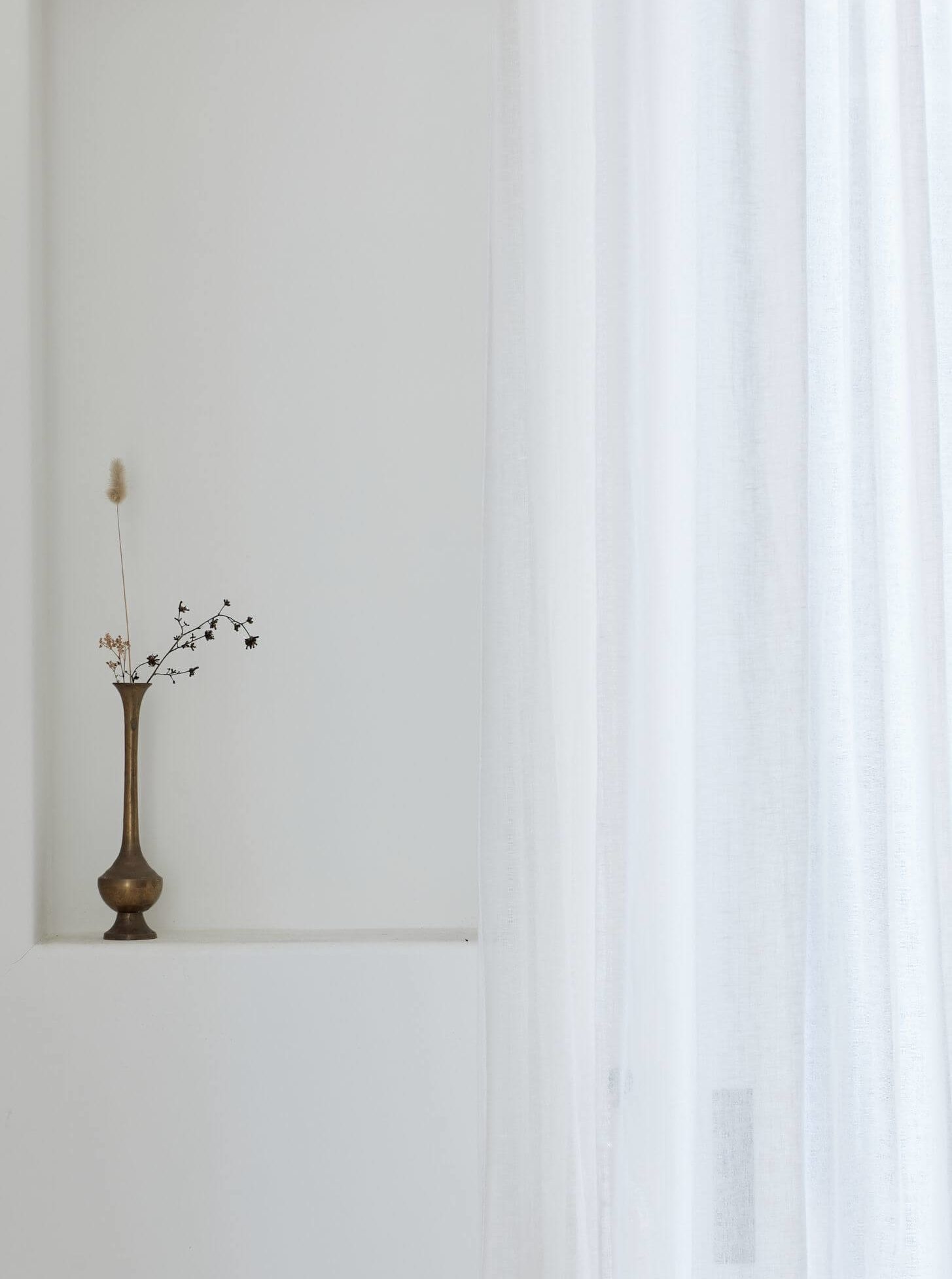 Recessed wall niche