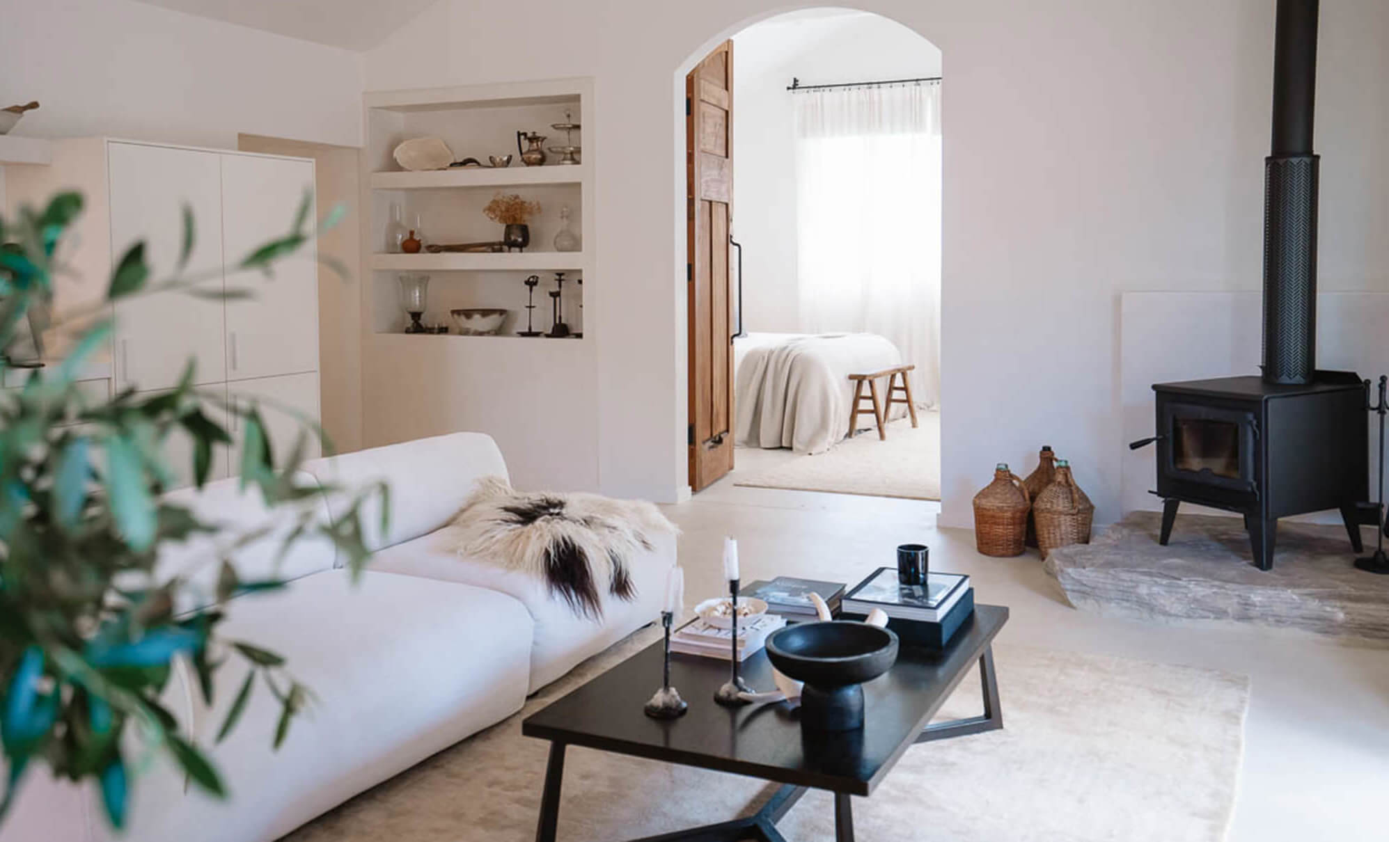 Le Viti Barn Newrybar: Lounge room with contemporary furniture leading onto master bedroom