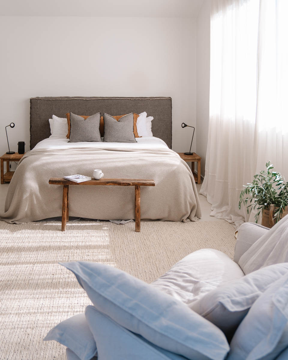 Le Viti Barn Newrybar: Cosy master bedroom with linen curtains and natural light