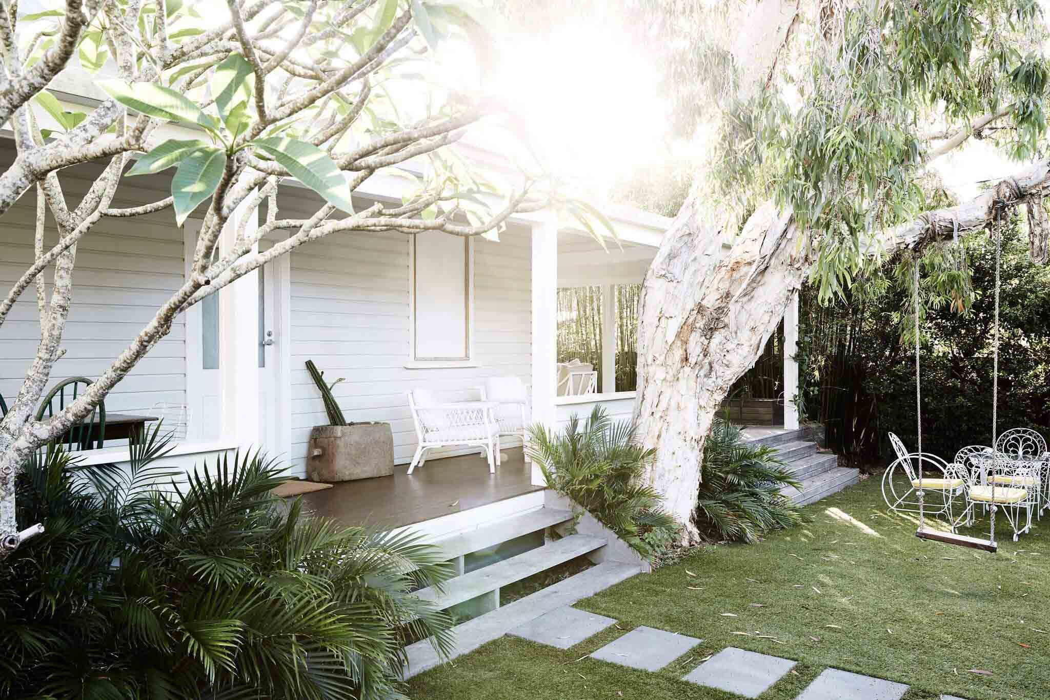 The weatherboard exterior of The Cottage, Byron Beach Abodes