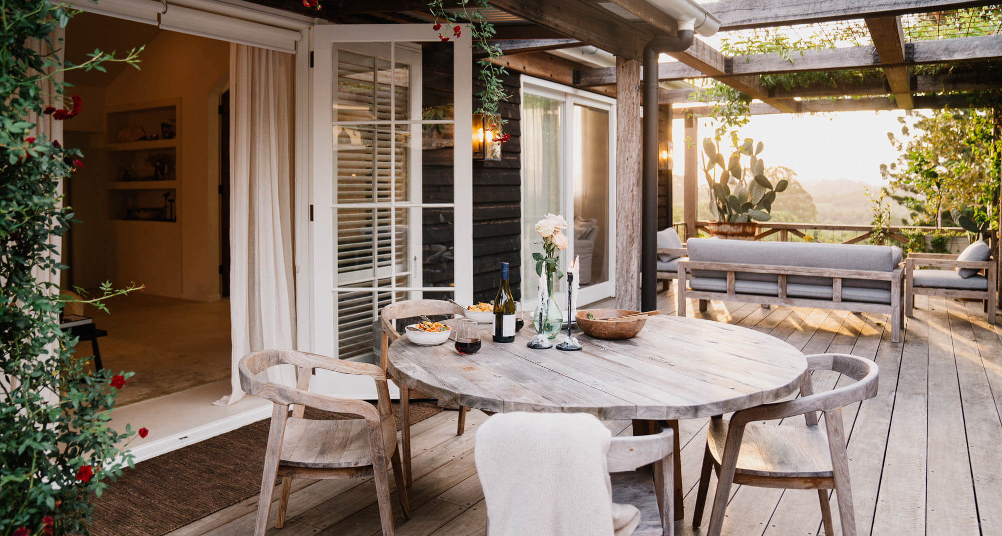 Le Viti Barn Newrybar: Outdoor entertaining area with beautifully set outdoor timber table overlooking the Hinterland sunset