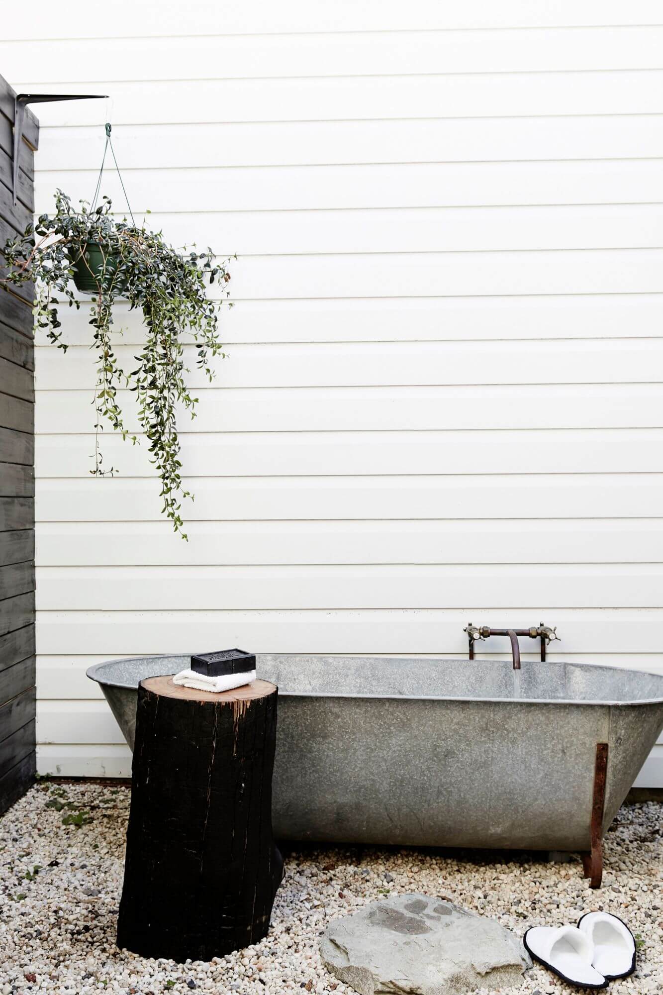 Outdoor tin bath at The Cottage, Byron Beach Abodes